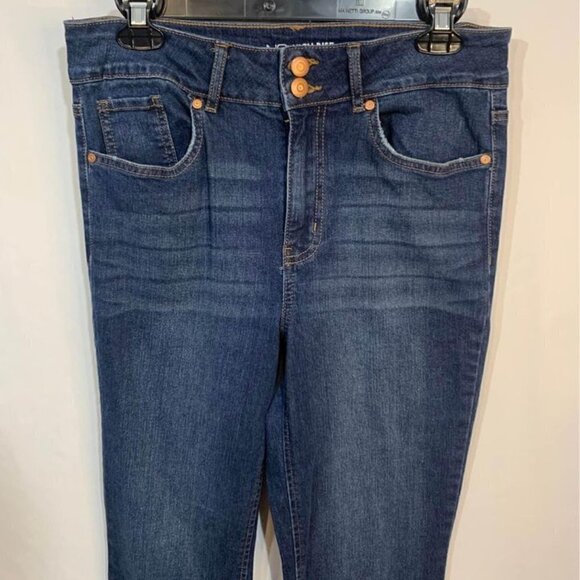 WOMAN’S high rise boots cut jeans with stretch. Size 11. Gorgeous wash. - Picture 4 of 10